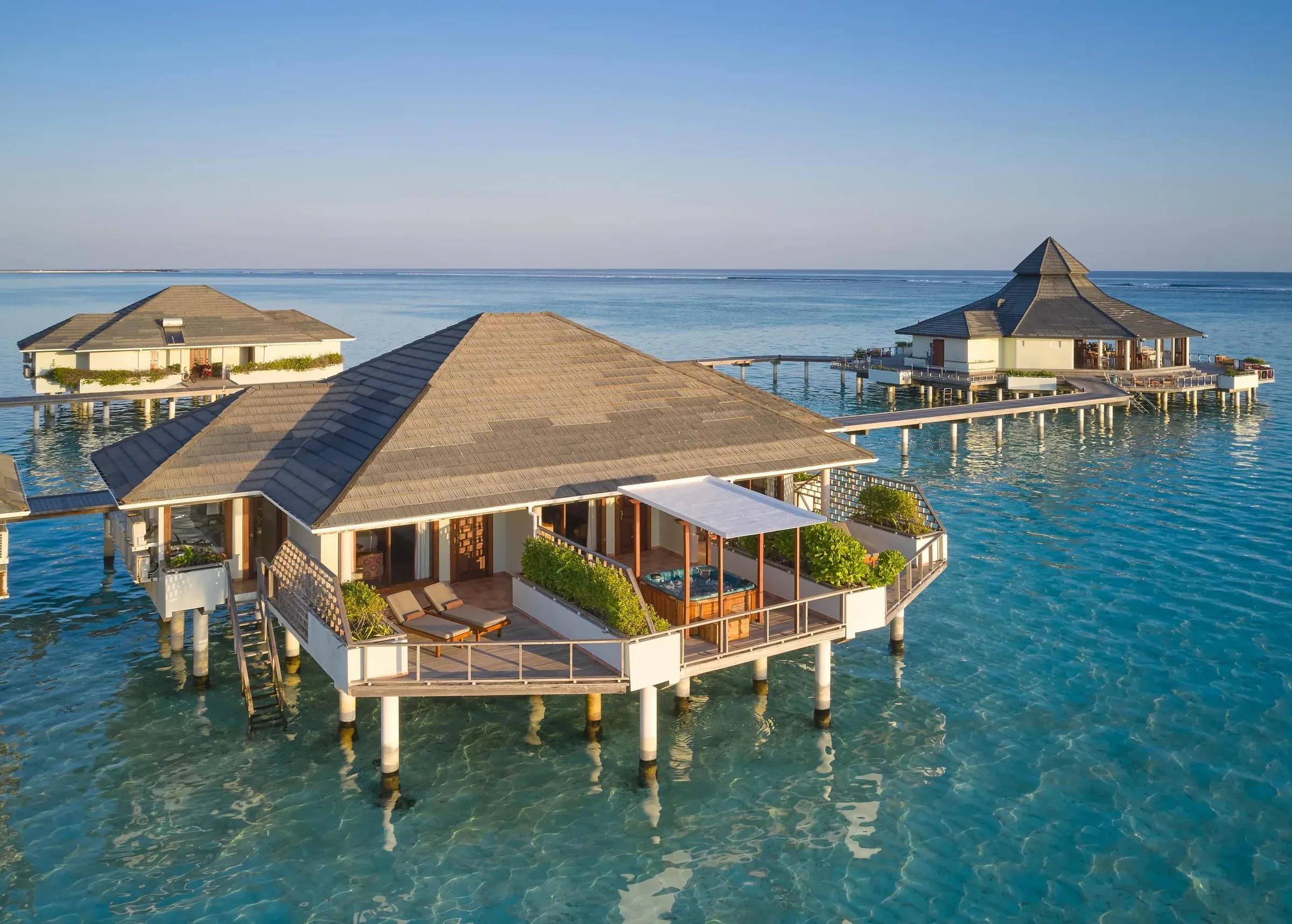 Terrazza della Two Bedroom Overwater Suite con lettini e vasca al Villa Park Sun Island Resort & Spa.
