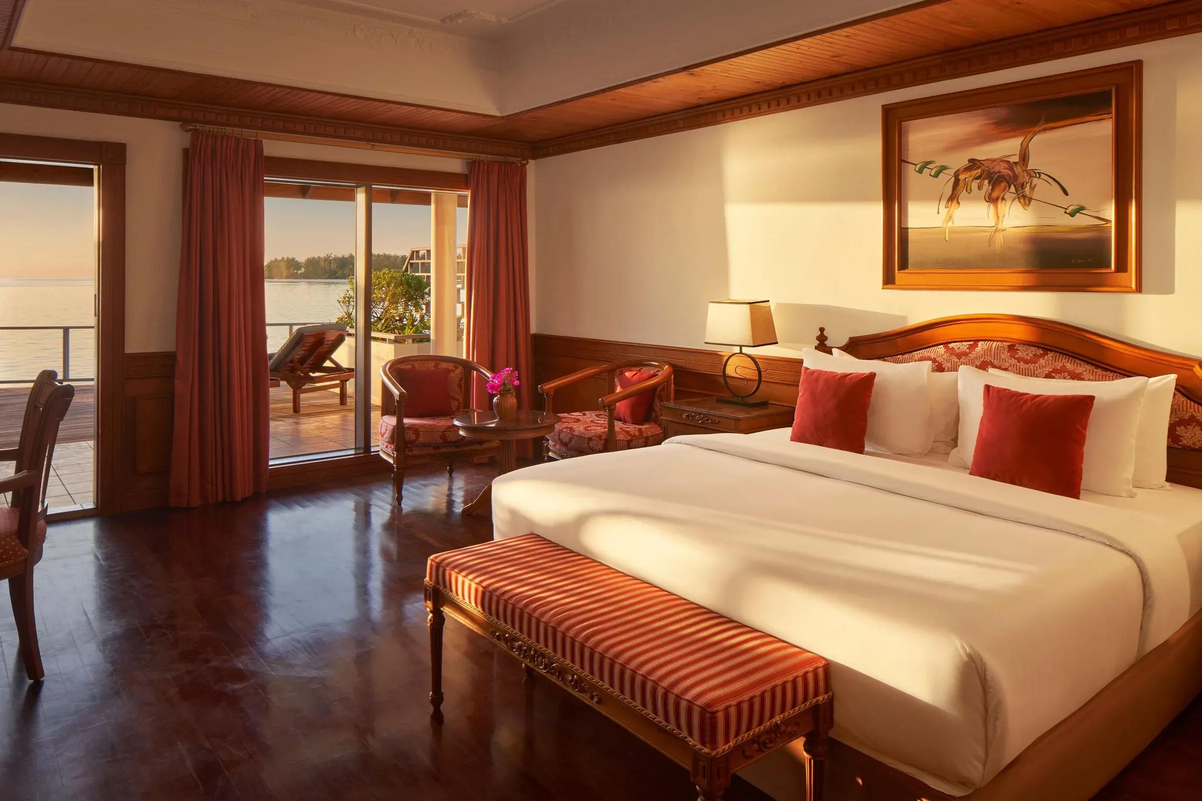 Camera della Two Bedroom Overwater Suite con letto matrimoniale e terrazza vista mare al Villa Park Sun Island Resort & Spa.