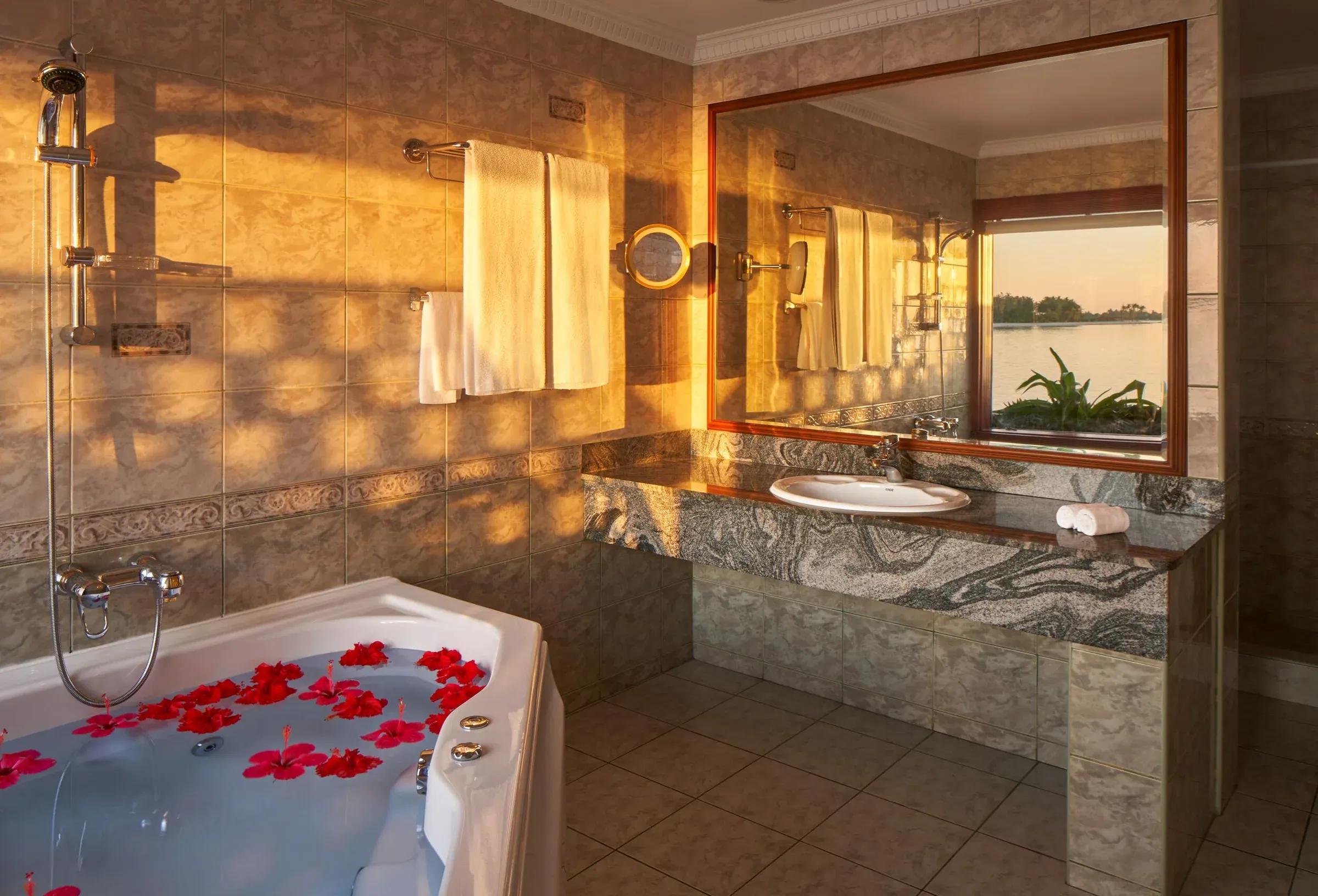 Bagno della Two Bedroom Overwater Suite con vasca e vista mare al Villa Park Sun Island Resort & Spa.